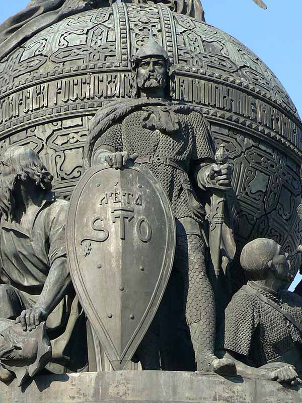 Князь Рюрик на памятнике «Тысячелетие России» в Великом Новгороде