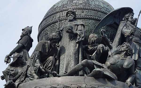 Фигура Ивана Великого на памятнике "Тысячелетие России" в Великом Новгороде