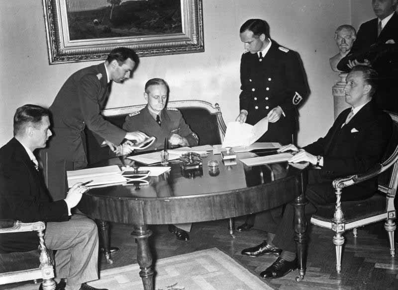 Подписание германо-эстонского и германо-латвийского договоров о ненападении. Сидят (слева направо): В. Мунтерс, И. фон Риббентроп, К. Сельтер.7 июня 1939 года