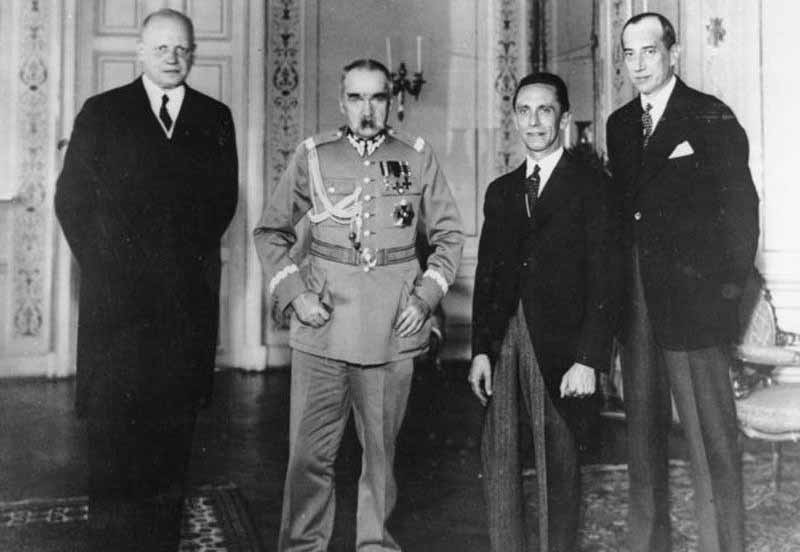 Германский посол Ганс-Адольф фон Мольтке, военный министр Польши Юзеф Пилсудский, германский министр пропаганды Йозеф Геббельс и министр иностранных дел Польши Юзеф Бек на встрече в Варшаве. Июнь 1934 год.